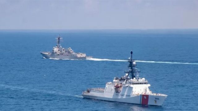 美國伯克級導彈驅逐艦「紀德」號（USS Kidd）和海岸防衛隊巡邏艦「穆洛」號（Munro）在2021年8月27日通過台灣海峽。