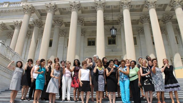 vrouwen verzamelen zich op de trappen van het Congres op vrijdag in outfits zonder mouwen