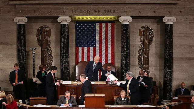 Джо Байден (в этот момент - вице-президент США) во время процедуры утверждения результатов голосования выборщиков в конгрессе в 2012 году