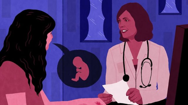 Ilustración de una mujer contemplando la maternidad subrogada hablando con una doctora.