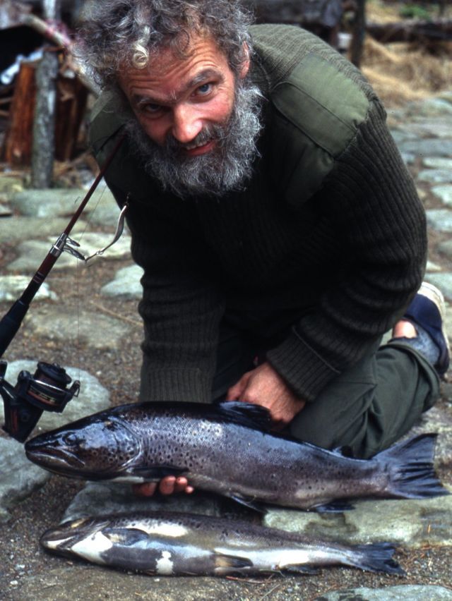 Una fotografía de Ken junto a un pez.