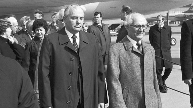 Mijail Gorbachov y Erich Honecker.