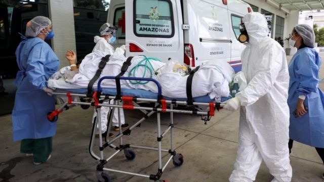 Paciente de covid-19 transportado a hospital em Manaus, em janeiro