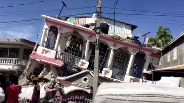 Imagen de un edificio en ruinas tras el terremoto en Haití.