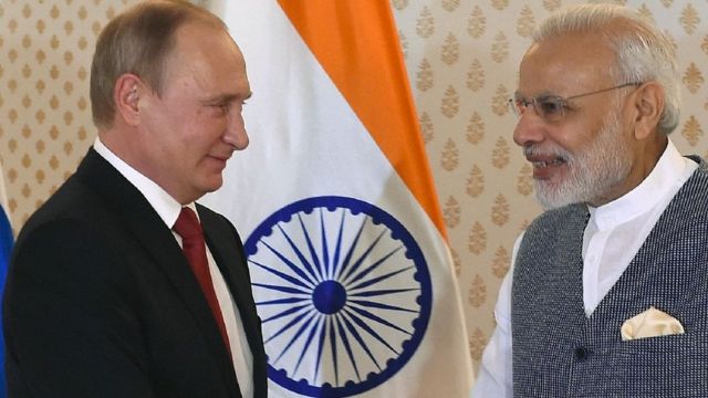 ब्रिक्स शिखर सम्मेलन में रूसी राष्ट्रपति व्लादीमिर पुतिन के साथ नरेंद्र मोदी