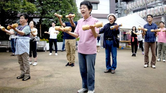 Ожидаемая продолжительность жизни в Японии - около 84 лет. Это выше, чем где-либо еще