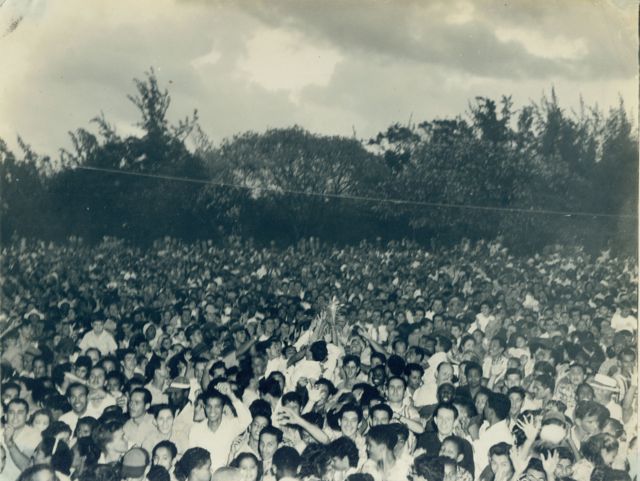 Crowds gathered in Puerto Rico wait for snow.