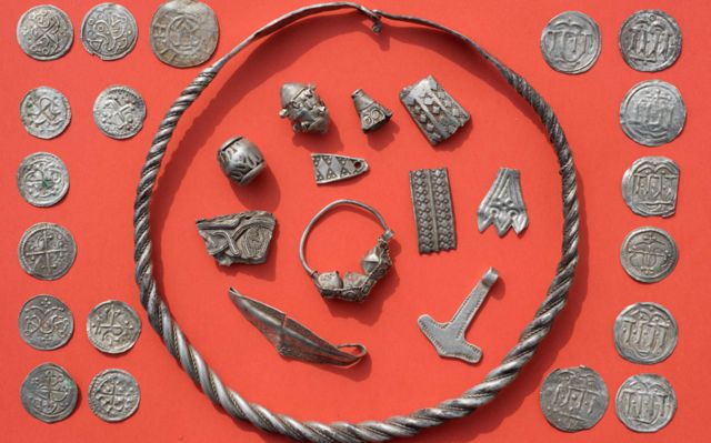 El tesoro enterrado hace más de 1.000 años que un niño de 13 años encontró en Alemania - BBC News Mundo