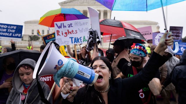 Ativistas a favor e contra o aborto se manifestam em frente à Suprema Corte em Washington D.C.