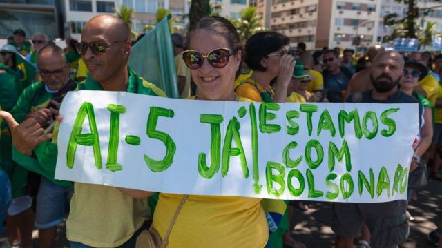 Manifestante segra cartaz que pede AI5 em protesto no Rio em apoio a Bolsonaro