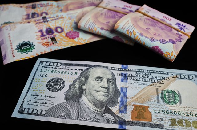 Dólares e pesos argentinos