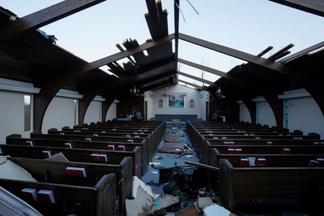 Kościół baptystów Emmanuela w Mayfield Kentucky z rozbitym dachem.  11 grudnia 2021