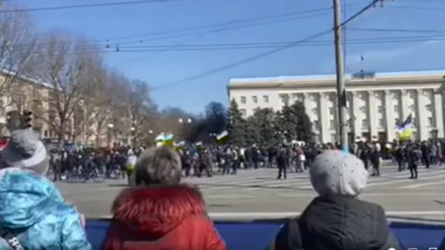 Hàng trăm người dân Ukraine biểu tình ở Kherson phản đối Nga ngày 13 tháng 3
