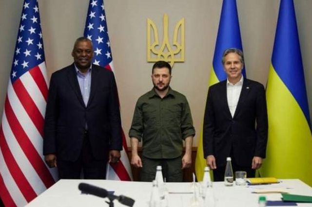 از راست وزیر خارجه آمریکا، رئیس جمهور اوکراین و وزیر دفاع ایالات متحده. دو وزیر آمریکایی این سفر را فرصتی برای نشان دادن حمایت مستمر ایالات متحده از دولت اوکراین در جریان تجاوز نظامی روسیه توصیف کرده اند