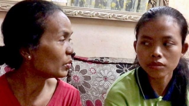 Lasri (kiri) dan putrinya Nur Kholilah ke Malaysia lewat perekrut tak resmi dan tak digaji.