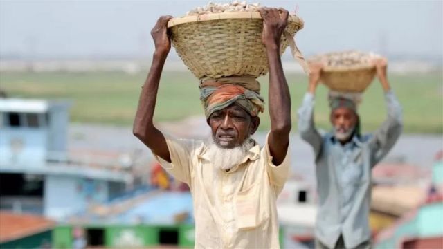 নির্মাণ শ্রমিকদের মজুরি নির্ধারণ করা হলেও ভবন নির্মাতারা সেটুকুও মানেন না।