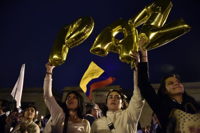 Colombianos levantan banderas