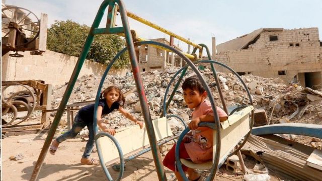 أطفال يلعبون بين الأنقاض في الغوطة الشرقية (صورة أرشيفية)