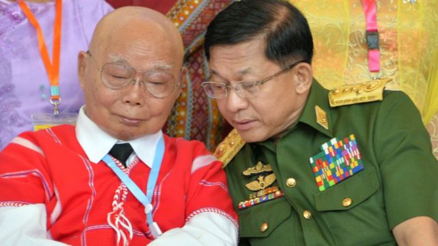 KNU ဥက္ကဋ္ဌ နဲ့ တပ်မတော် ခေါင်းဆောင် တို့ကို ၂၀၁၈ တတိယအကြိမ် ၂၁ ပင်လုံ ငြိမ်းချမ်းရေးဆွေးနွေးပွဲမှာ အတူ တွေ့မြင်ခဲ့ရစဉ်