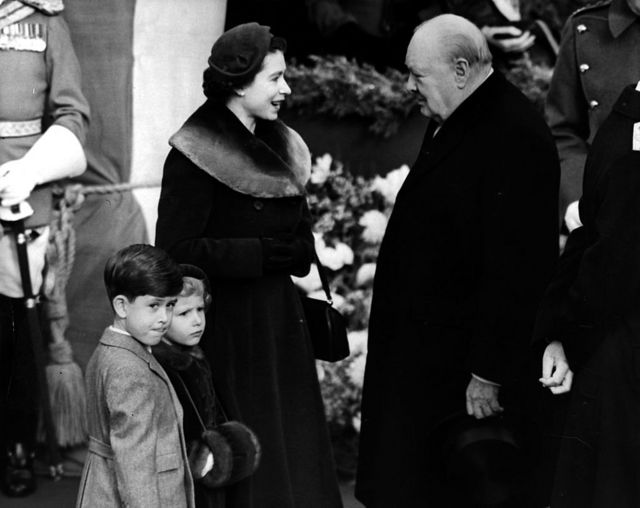 Королева с принцем Чарльзом и Уинстоном Черчиллем