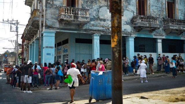 Cola del pan en La Habana