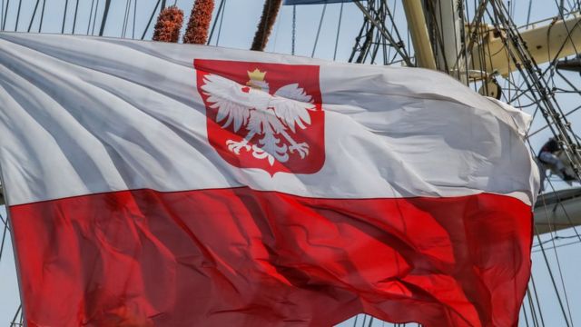 \'Bí mật\' ở Ba Lan - Chuyển đổi dân chủ: Với sự lột xác của Ba Lan, sự chuyển đổi sang hệ thống dân chủ đã mang lại nhiều cơ hội và thách thức. Ba Lan đang dần trở thành một trong những nước phát triển của châu Âu. Với tình hình ổn định, nền kinh tế vững mạnh, Ba Lan là một điểm đến du lịch hấp dẫn và đầy bí ẩn cho những ai yêu thích văn hóa và lịch sử của châu Âu.