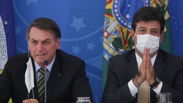 بولسنارو (سمت چپ) و وزیر بهداشتش بر سر نحوه مقابله با همه گیری ویروس کرونا اختلاف داشتند