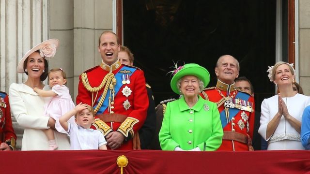 女王在伦敦市中心白金汉宫的阳台上，与包括剑桥公爵和公爵夫人在内的王室成员一起，参加了作为女王生日庆祝活动一部分的阅兵仪式。女王刚刚度过90岁生日。(photo:BBC)
