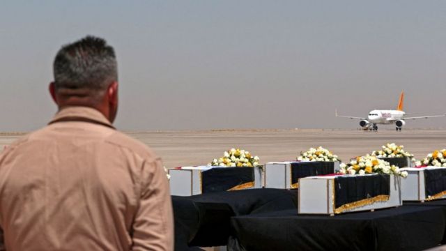 جثامين القتلى تصل مطار بغداد