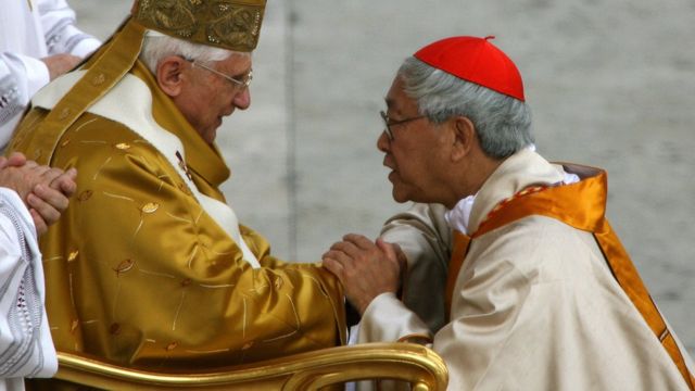 梵蒂冈圣伯多禄广场上陈日君枢机（右）接受教皇本笃十六世（左）颁发枢机指环（20/3/2006）