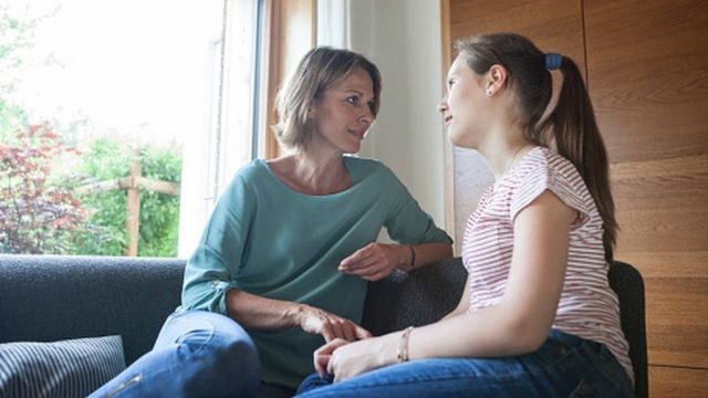 Madre hablando con su hija adolescente