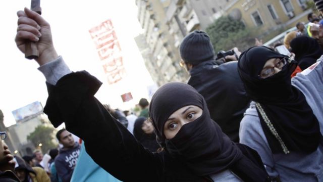 Kobieta na demonstracji z nożem w dłoniach