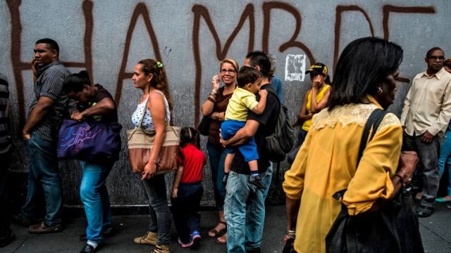 Gente haciendo cola en Caracas