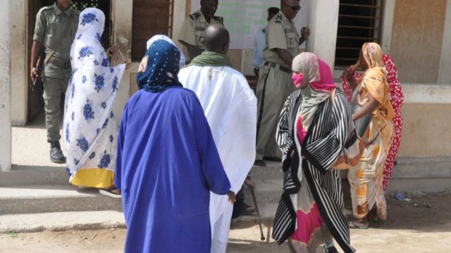 Des électeurs mauritaniens devant un bureau de vote