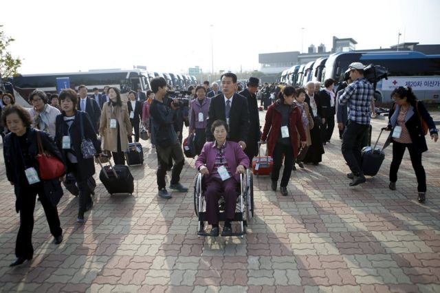 韓国側の通関に集まった離散家族（20日）