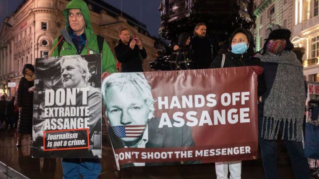 Manifestantes piden la liberación de Julian Assange