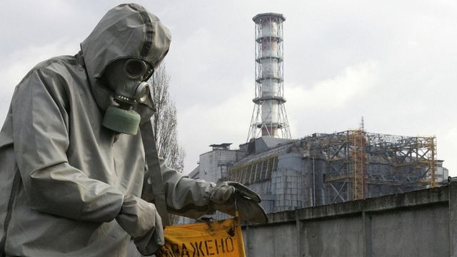 Un trabajador de la planta nuclear de Chernóbil en 2006.