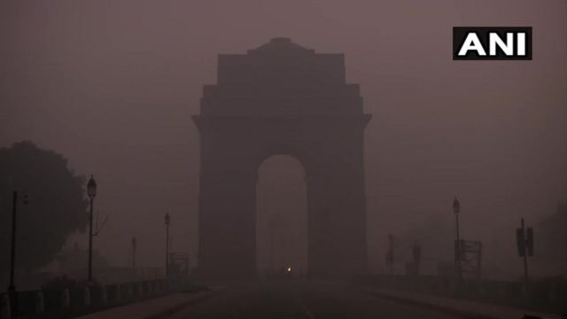 டெல்லி இந்தியா கேட் பகுதியில் பனி மூட்டம்