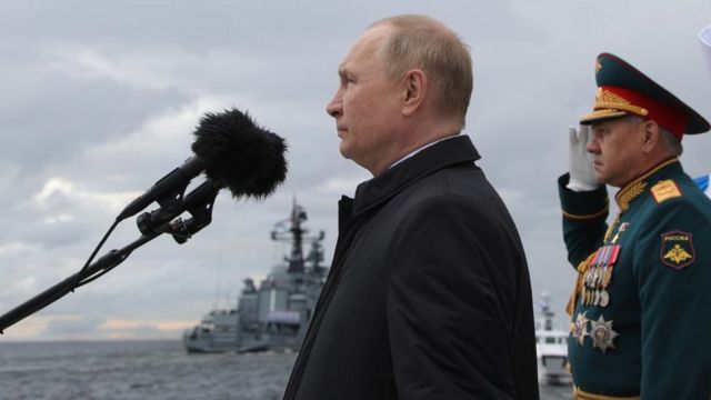 Predsednik Putin in obrambni minister Sergej Šojgu (desno) pregledujeta vojaške ladje v Sankt Peterburgu 31. julija 2022.