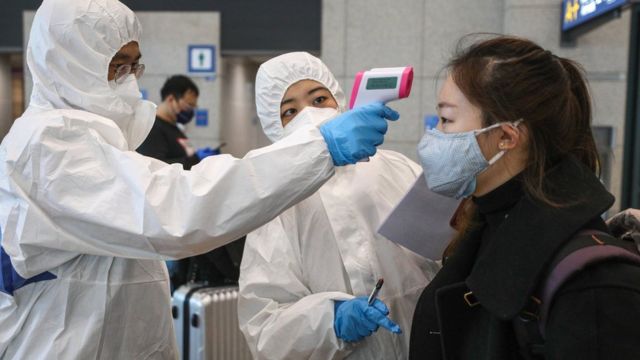신종 코로나바이러스감염증(코로나19) 확산세가 급증하고 있는 25일 오후 중국인 유학생들이 인천국제공항 입국장을 통해 입국해 대학 관계자로부터 체온 검사를 받고 있다.
