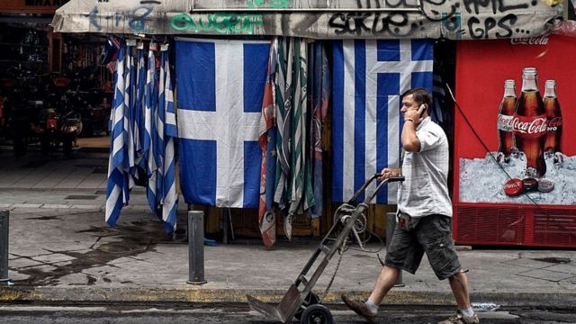 Homem caminhando pela rua na Grécia