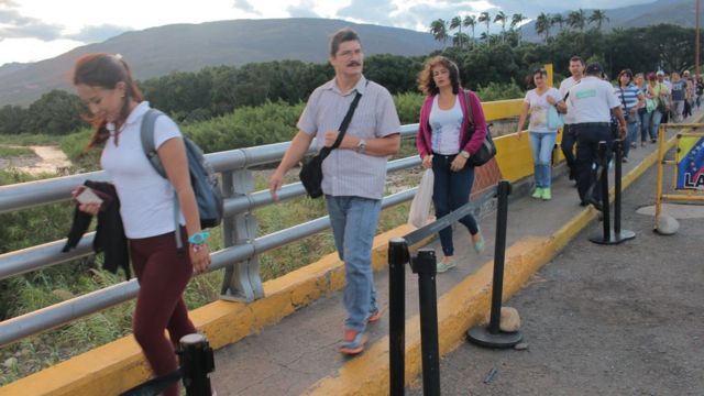 Venezolanos cruzando hacia Colombia.