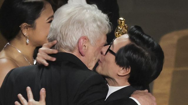 Harrison Ford y Ke Huy Quan se abrazan en la gala de los Oscar 2023