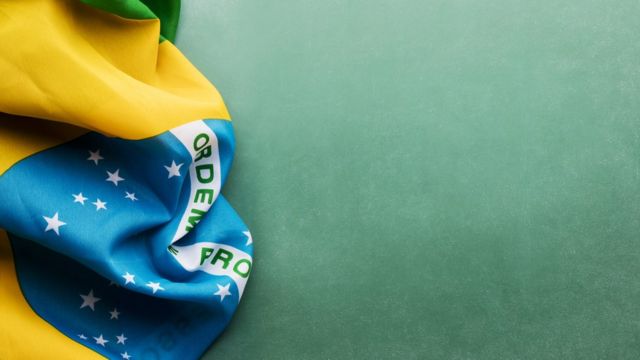 Bandeira do Brasil sobre fundo verde