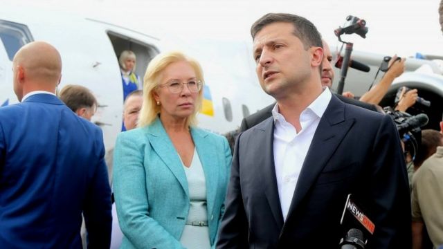 Людмила Денісова та Володимир Зеленський в аеропорту після прильоту українських в'язнів з Росії