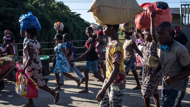 haitianos cargan productos por la frontera con República Dominicana