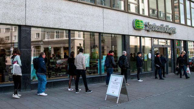 Шведы четко выполняют рекомендации властей. Очередь за алкоголем в государственный магазин