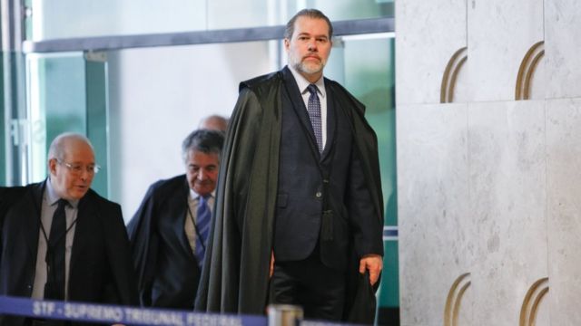 Ministros Dias Toffoli, Celso de Mello e Marco Aurélio Mello chegam ao STF