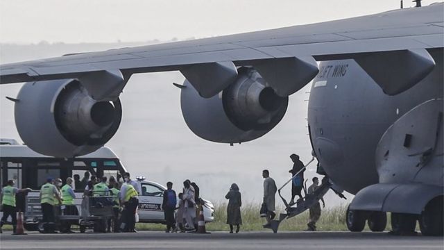 Un avión militar en Kabul