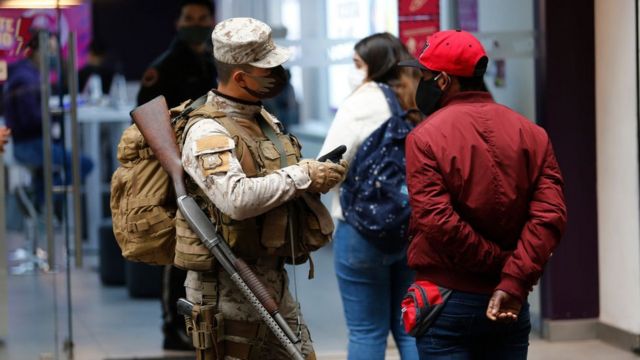 En Chile, el gobierno de Piñera acaba de extender las medidas de limitación de movimientos de los ciudadanos.